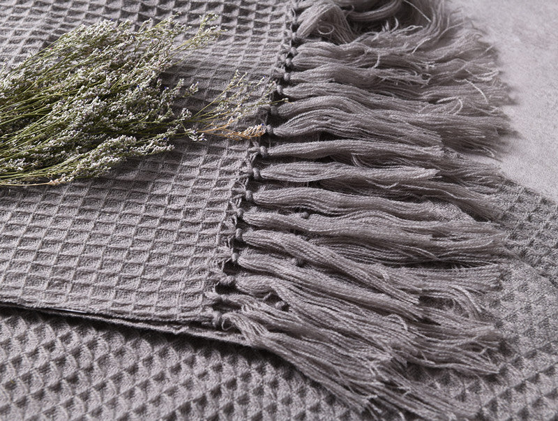 Minimalist wool throw
Cozy bed and sofa blanket