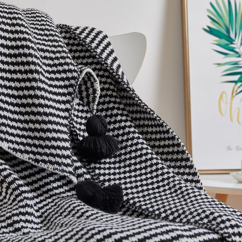 Pineapple pendant blanket
Fringed baby throw