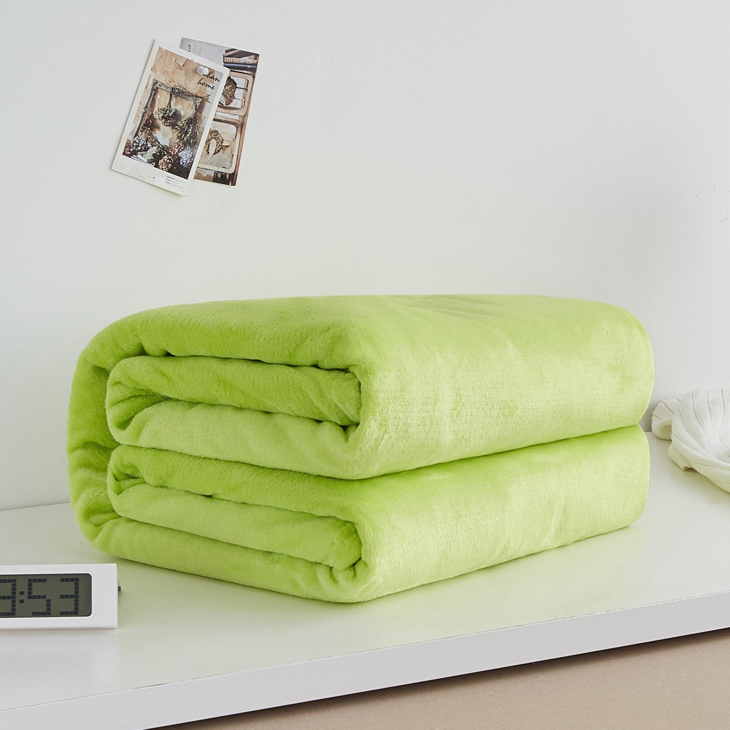Soft fleece throw
Cozy bed and sofa blanket