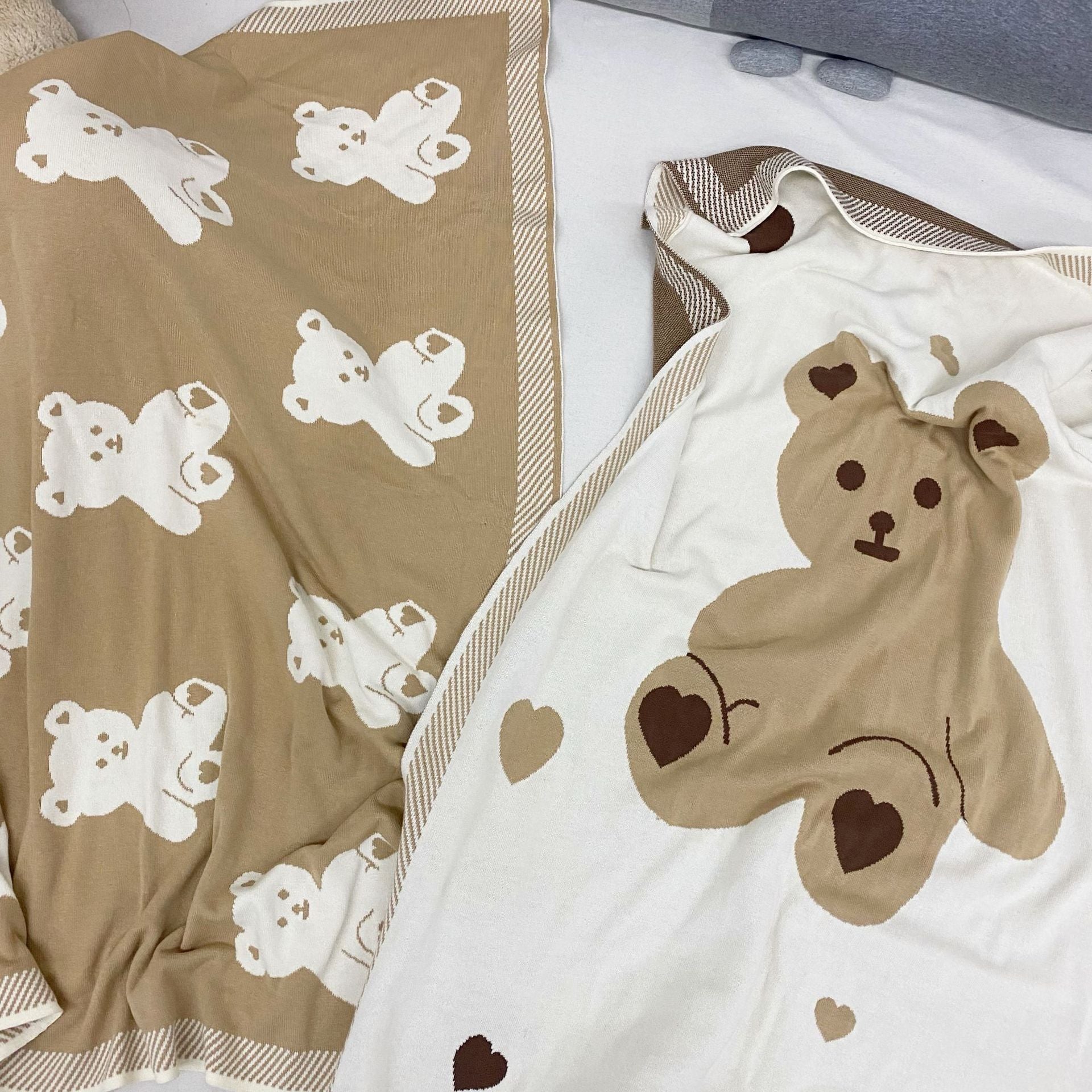 Warm knitted baby blanket

Stroller baby blanket