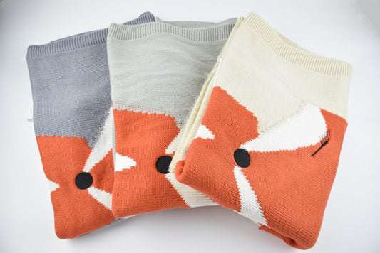 Knitted children’s blanket

Baby holding blanket