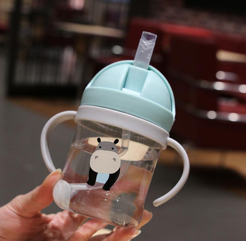Leak-proof baby cup

Duckbill drinking cup