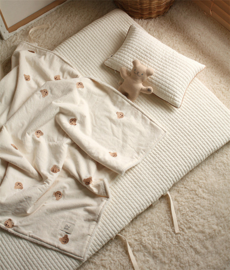 Soft fluffy baby blanket

Half velvet baby blanket