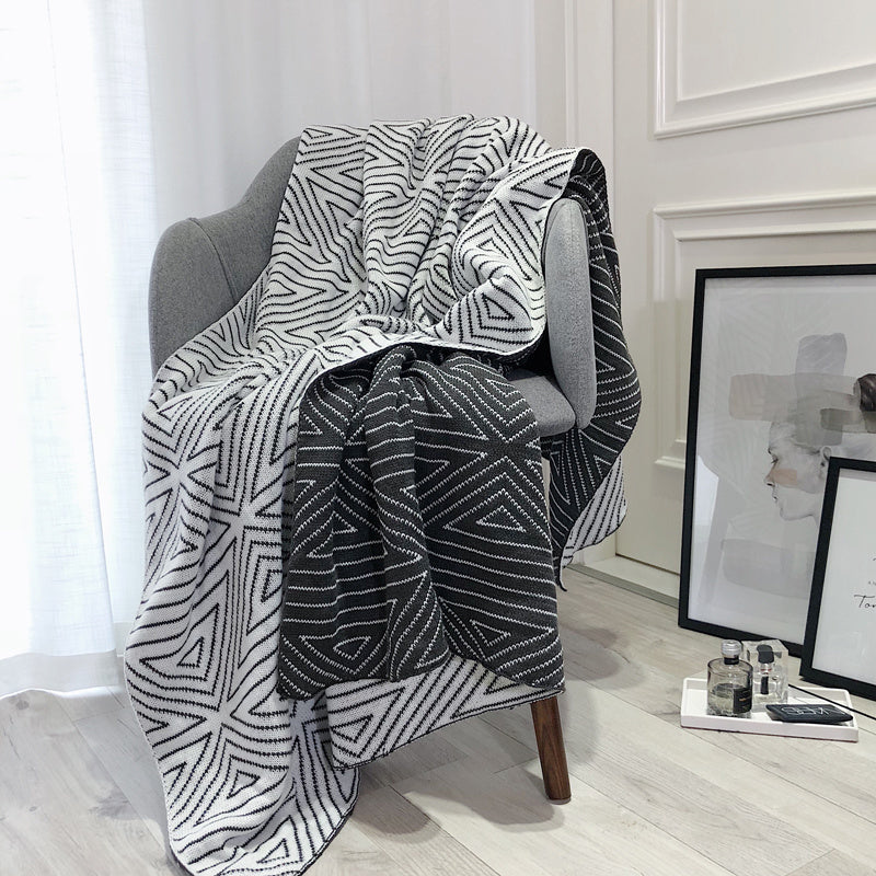 Knitted woollen throw

Scandinavian style blanket