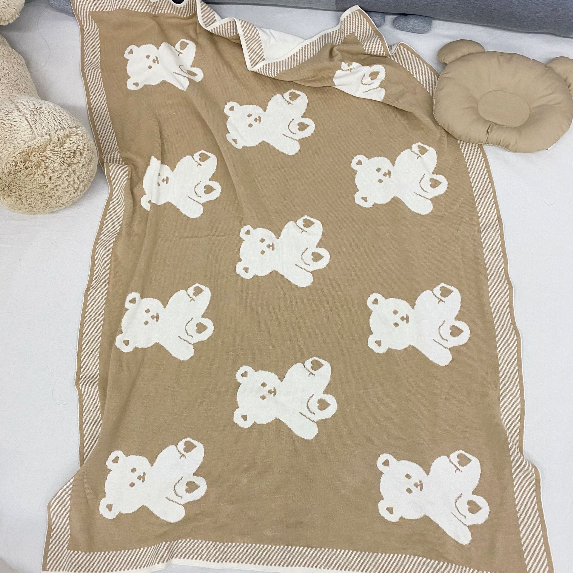 Warm knitted baby blanket

Stroller baby blanket