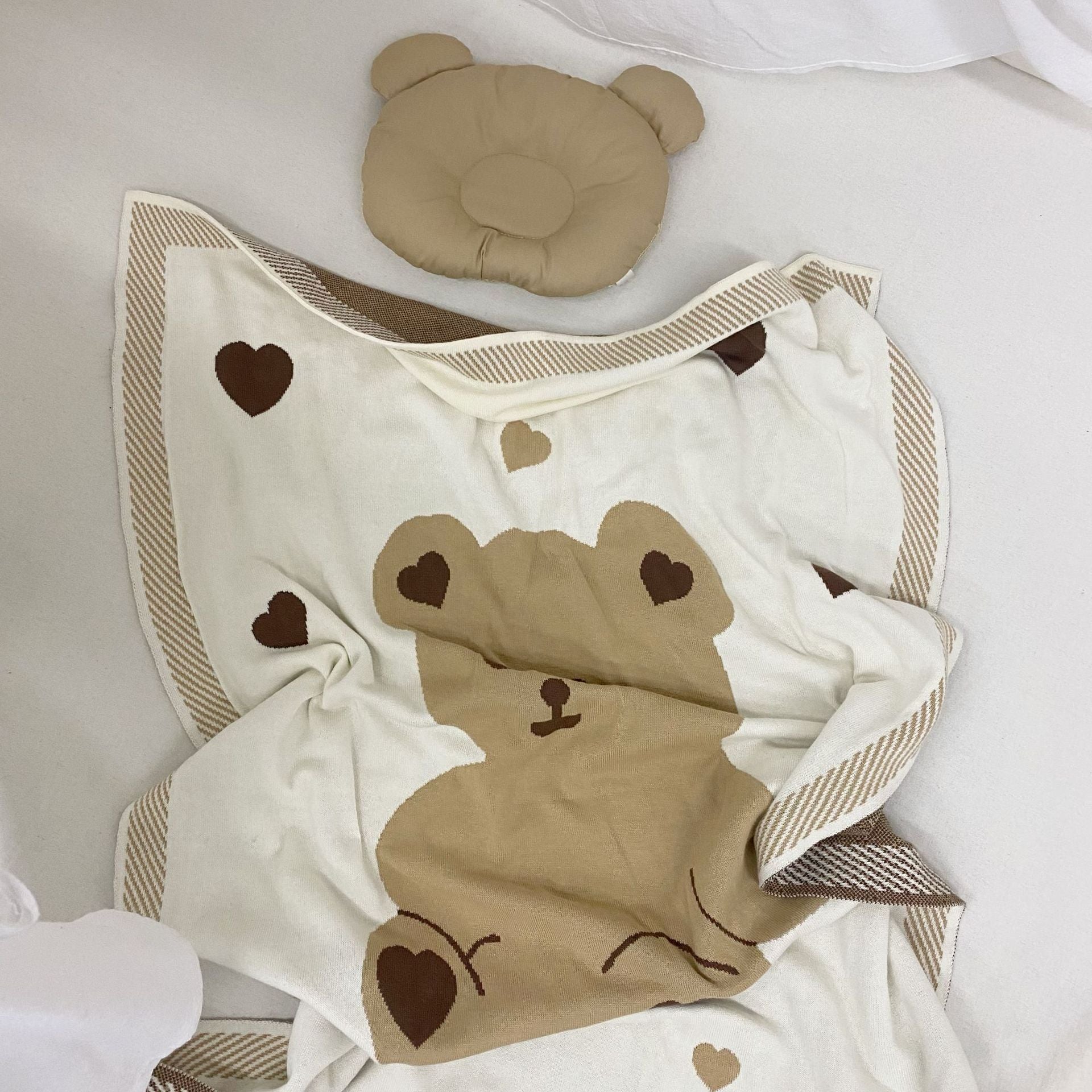 Warm knitted baby blanket

Stroller baby blanket
