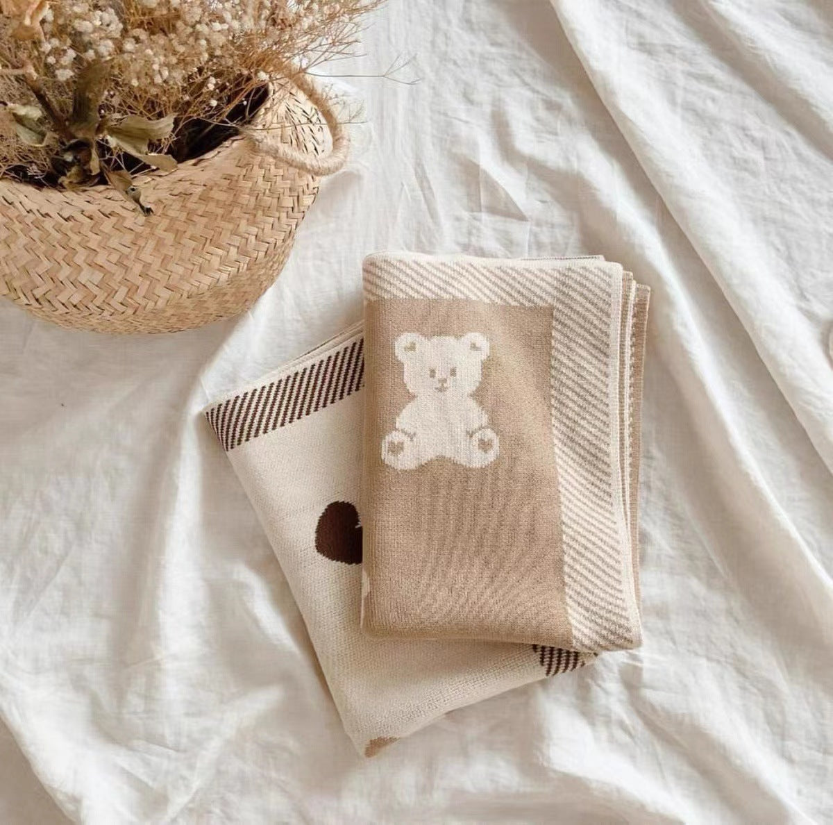Warm knitted baby blanket

Stroller baby blanket
