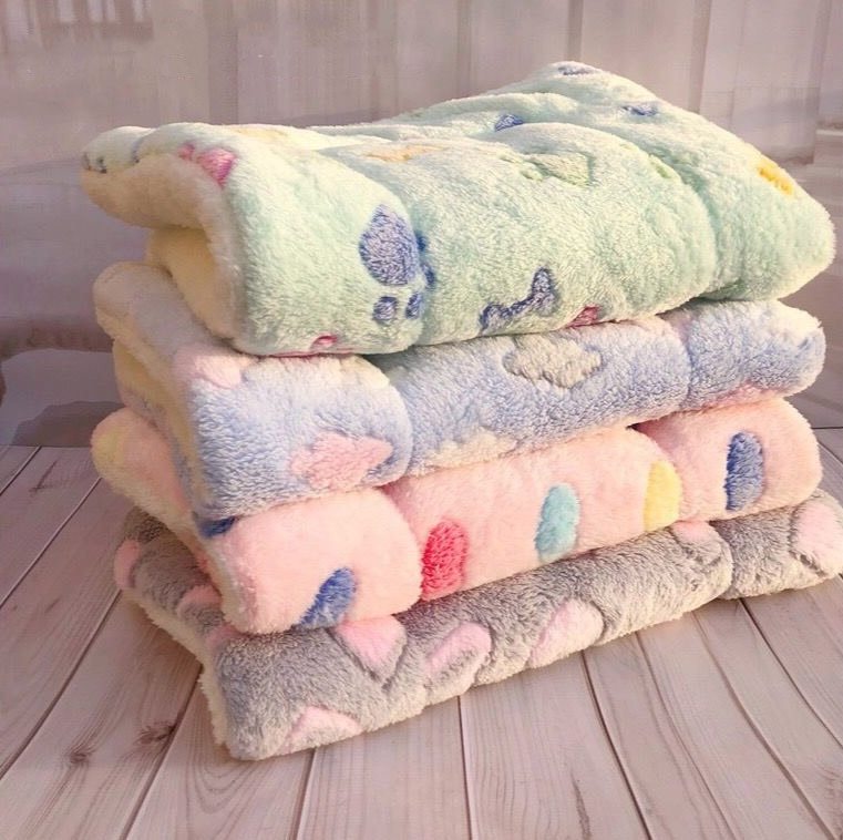 Thick dog blanket

Soft cat blanket