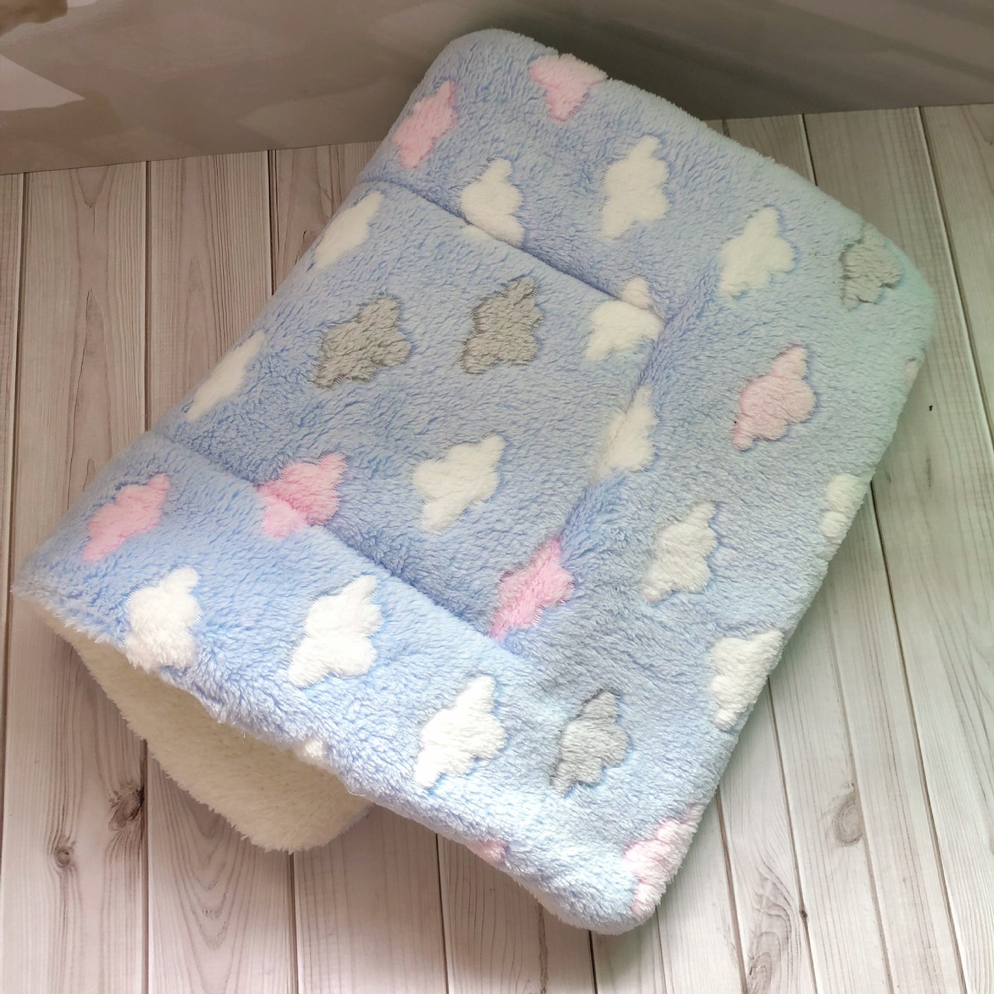 Thick dog blanket

Soft cat blanket